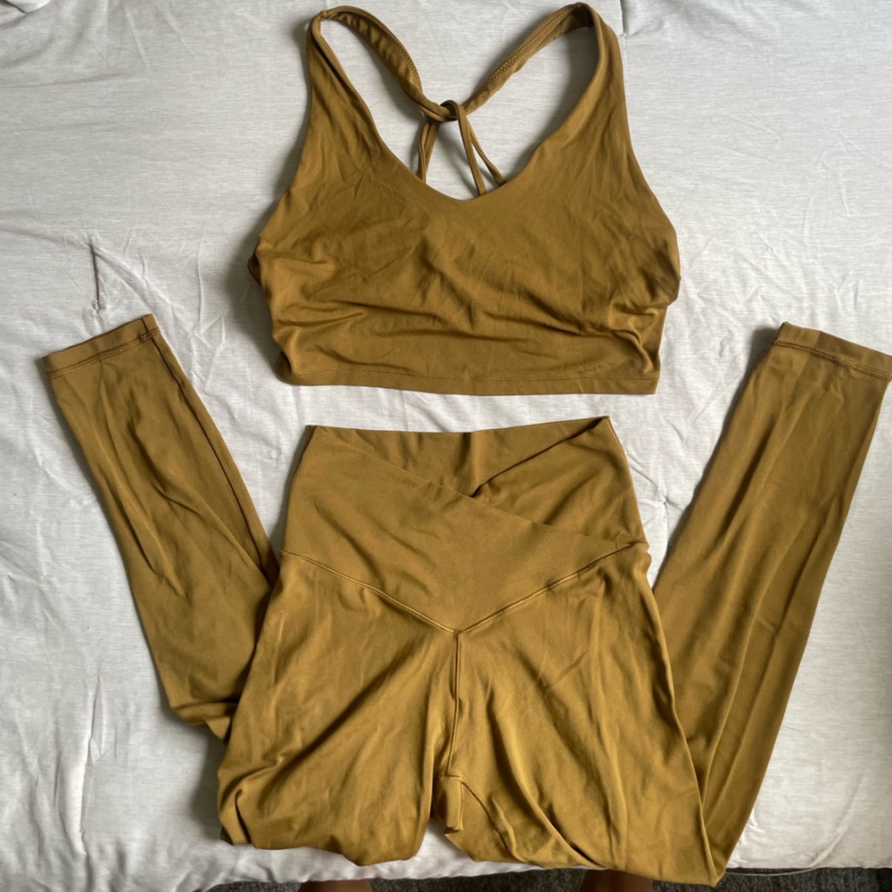 OFFLINE AERIE REAL ME HIGH CROSSOVER
LEGGING&KEYHOLE
BRA SET
